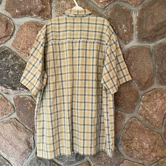 Mens Columbia plaid short sleeved shirt. - Picture 4 of 7